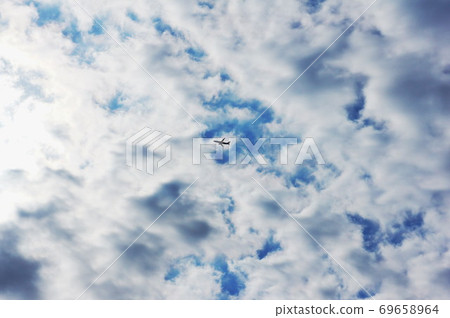 I want to go on a trip on an airplane 69658964