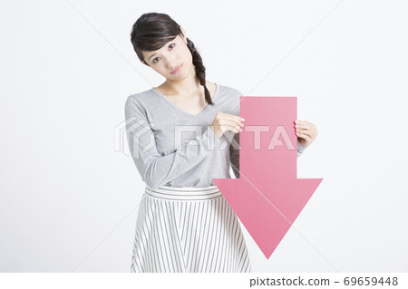 Woman with arrow Woman with arrow 69659448
