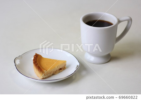Coffee and cheesecake 69660822