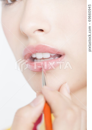 A woman in a yukata wearing lipstick 69660945