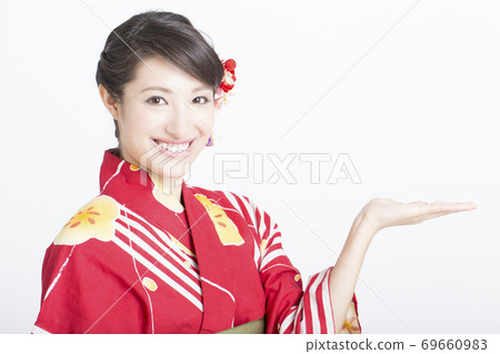 穿著浴衣的女人介紹 69660983