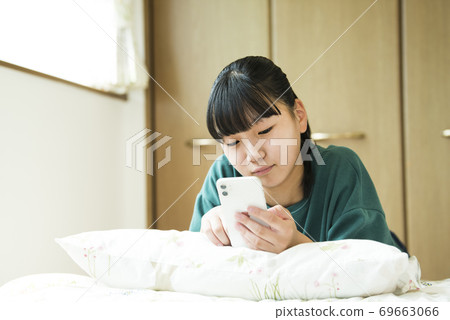 Smartphone girl worries Smartphone girl worries 69663066