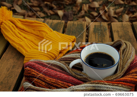 寒冷的季節和咖啡 69663075