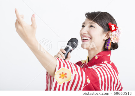 帶浴衣和麥克風的女人 69663513