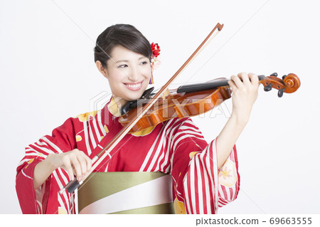 浴衣拉小提琴的女人 浴衣拉小提琴的女人 69663555