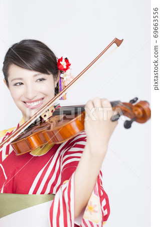 浴衣拉小提琴的女人 浴衣拉小提琴的女人 69663556