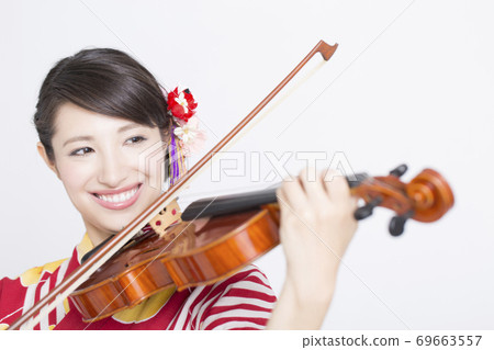 浴衣拉小提琴的女人 浴衣拉小提琴的女人 69663557