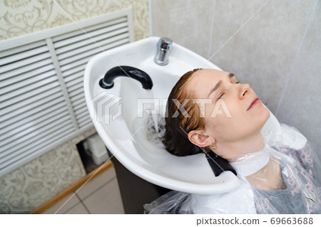 staining of roots of hair dye. gray shading. staining of roots of hair dye. gray shading. 69663688