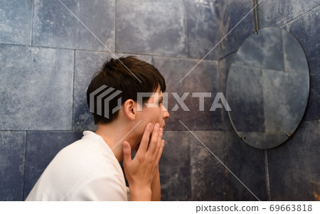 男性肖像 69663818
