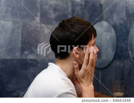 男性肖像 69663846
