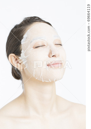 A woman doing a face pack 69664119
