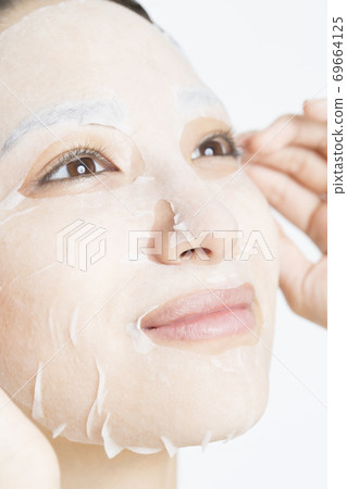 敷面膜的女人 69664125
