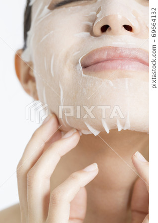 A woman doing a face pack 69664132