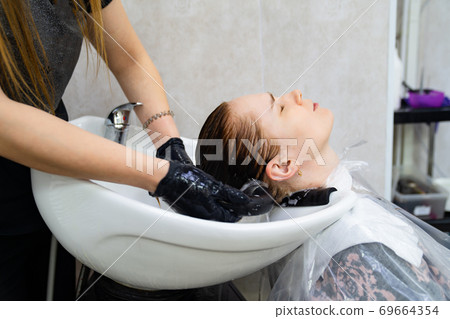 staining of roots of hair dye. gray shading. staining of roots of hair dye. gray shading. 69664354