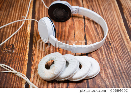 need a replacement embouchures on old white earbud need a replacement embouchures on old white earbud 69664692