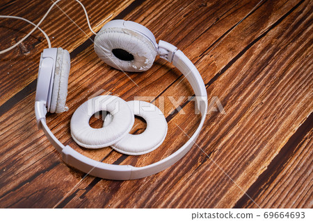 need a replacement embouchures on old white earbud need a replacement embouchures on old white earbud 69664693