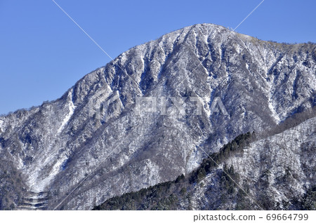 View of Mt. Hiru from Nabewariyama in the Tanzawa Mountains in the midwinter 69664799