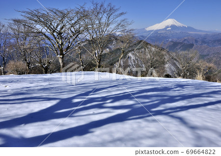 View of Mt. Fuji in the midwinter View from the summit of Nabewariyama in the Tanzawa Mountains View of Mt. Fuji in the midwinter View from the summit of Nabewariyama in the Tanzawa Mountains 69664822