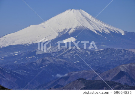 富士山在嚴冬的景色田邊澤從鍋山的景色 富士山在嚴冬的景色田邊澤從鍋山的景色 69664825