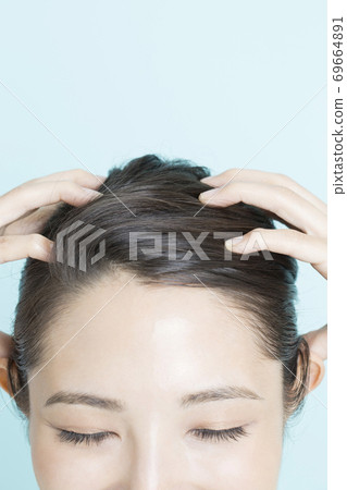 頭部按摩的女人 69664891