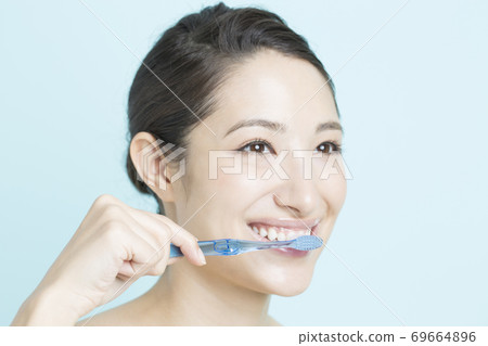 刷牙的女人 69664896