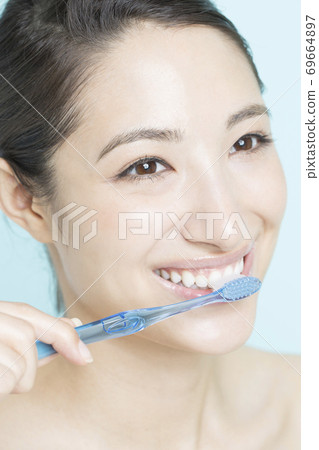 刷牙的女人 69664897