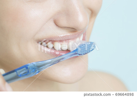 woman brushing teeth woman brushing teeth 69664898