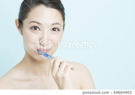 woman brushing teeth woman brushing teeth 69664903