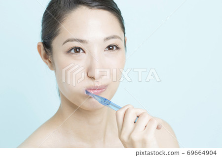 woman brushing teeth woman brushing teeth 69664904