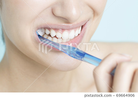 woman brushing teeth 69664906