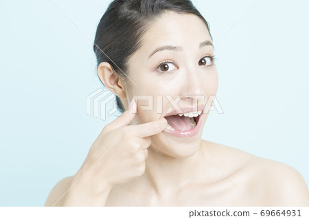 檢查牙齒的女人 69664931