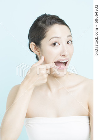 檢查牙齒的女人 69664932