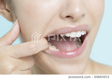 檢查牙齒的女人 檢查牙齒的女人 69664933