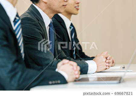 Businessmen listening to stories 69667821
