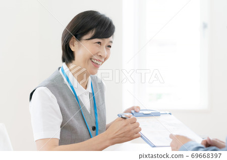 Female employee explaining [Middle] 69668397
