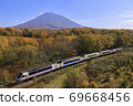 [函館幹線Kiha 183]一輛以秋葉山為背景，貫穿秋葉的度假列車 69668456