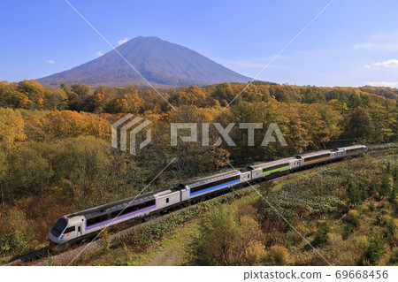 [Hakodate Main Line Kiha 183] A resort train that runs through the autumn leaves with Mt. Yotei in the background 69668456