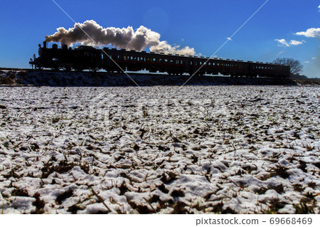 降雪後的藍天和SL剪影毛卡鐵道 69668469