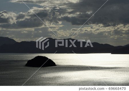瀨戶內海小島的光影與漣漪形成的對比海洋 瀨戶內海小島的光影與漣漪形成的對比海洋 69668470