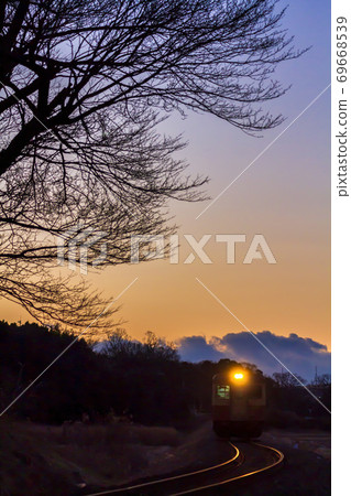 茨城縣常陸那珂市日落之後經過天空的火車 69668539