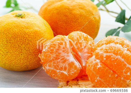 Mandarin orange peeled 69669386