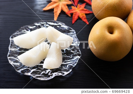 Kariya pear and Hosui brought up by the water of Mt. Chokai Kariya pear and Hosui brought up by the water of Mt. Chokai 69669428