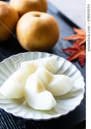 Kariya pear and Kosui brought up by the water of Mt. Chokai 69669934