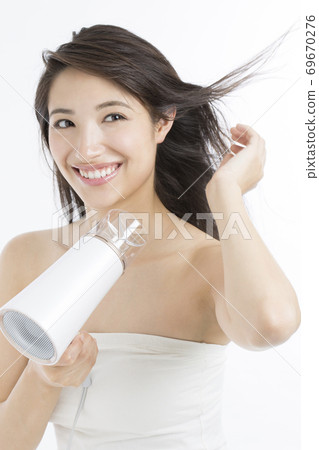 Women dry hair 69670276