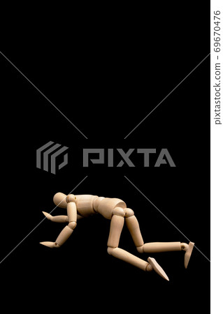 People who fall, people who fall, crawl on all fours 69670476