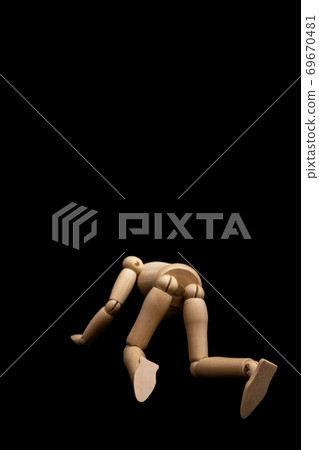 People who fall, people who fall, crawl on all fours 69670481