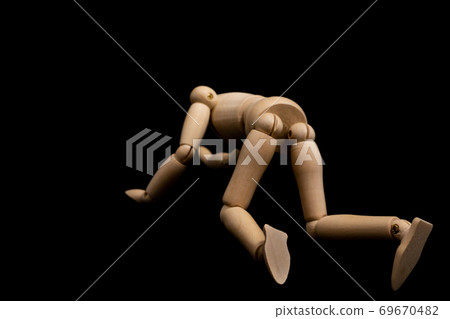 People who fall, people who fall, crawl on all fours 69670482