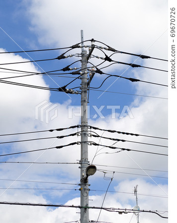 電纜和電線桿 照片素材 圖片 圖庫