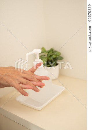 電暈措施入口處的手部消毒和消毒 電暈措施入口處的手部消毒和消毒 69670829