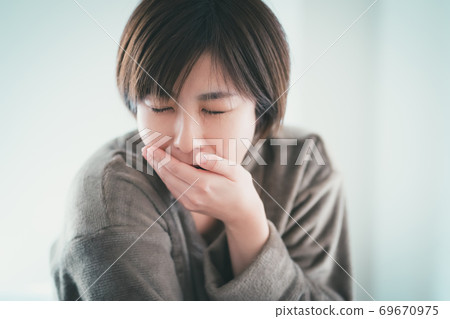 打哈欠 睡衣 女生 69670975
